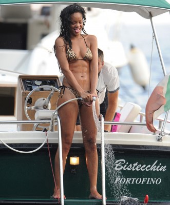 Rihanna-215.jpg